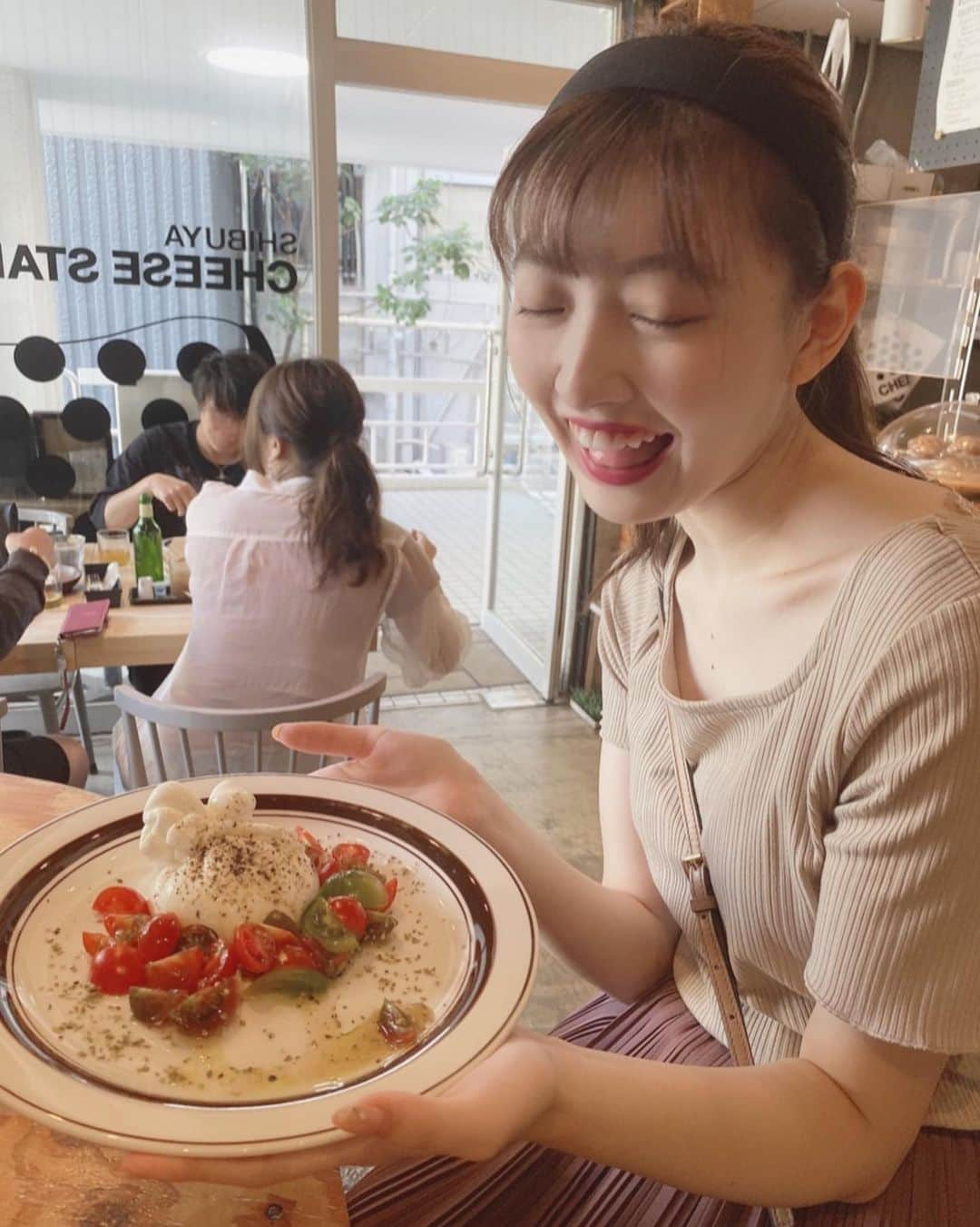 浅賀美咲さんのインスタグラム写真 - (浅賀美咲Instagram)「ずっと食べてみたかったブッラータチーズを食べました😋 チーズを割ると生クリームやフレッシュチーズが溢れ出して新感覚でした✨  世の中には私の知らない食べ物が、まだまだたくさんあるな〜 いろいろ挑戦したいな🍽  #浅賀にポチ　お願い致します🌷  #ミス成蹊　#ミス成蹊コンテスト　#ミス成蹊コンテスト2020 #ミスコン #ミスコンテスト #ミスコンファイナリスト #ミスコン2020 #渋谷カフェ #チーズ　#渋谷グルメ #渋谷」9月11日 22時13分 - miss20seikei_5