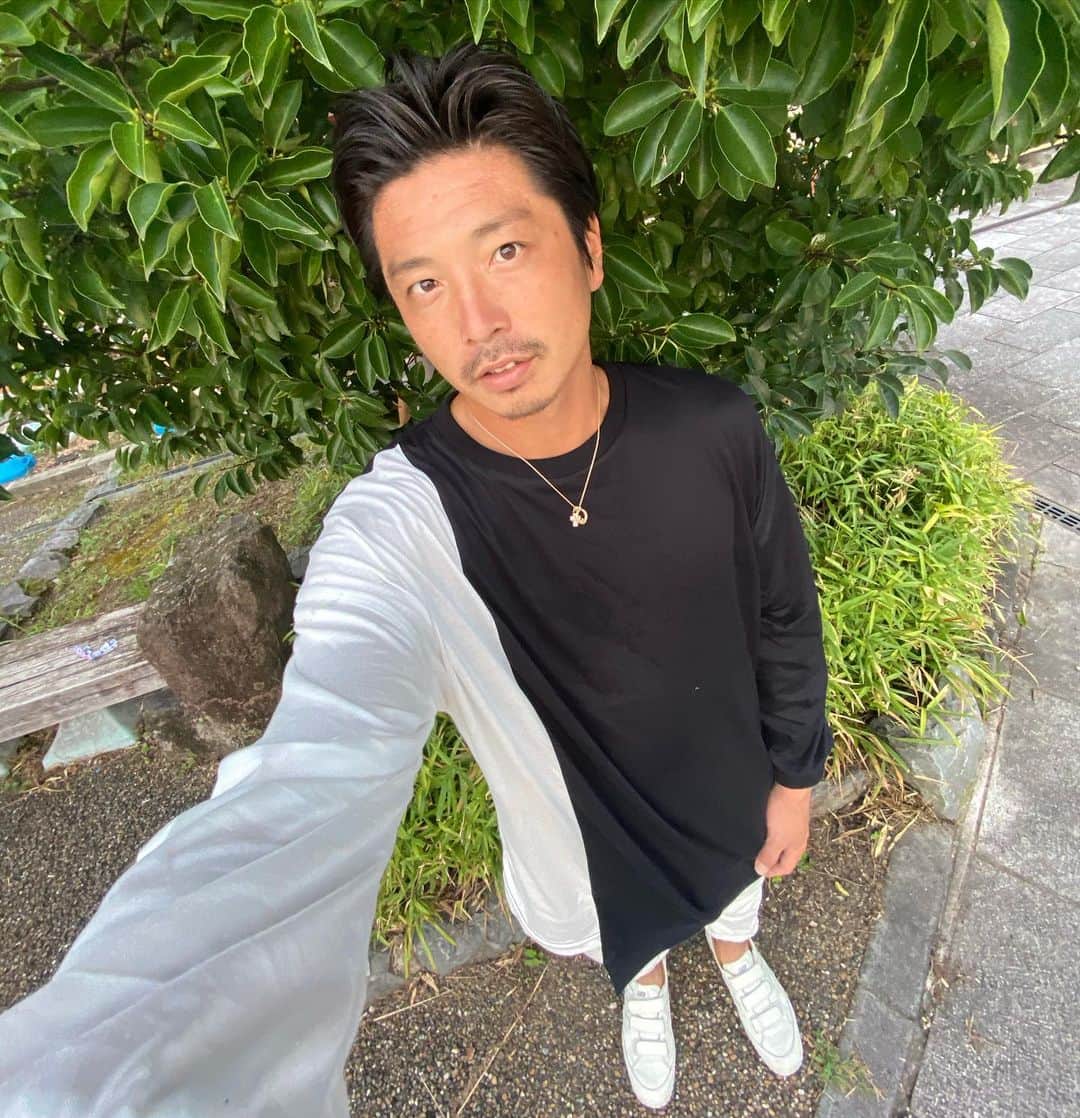 のインスタグラム：「皆さん、ご報告があります！！ なんと！！京都が誇る！！ 日本のインストゥルメンタル・バンドである jizueに加入が決定しました！！！！ ばりの @ab_tokyoto  さんのjizueの衣装。 井上くんとオソロー！！！ あ！幸せ！！ jizueのライブ、この衣装でギターの井上君が弾きます♪ @yamadagou に似てるけどこの衣装は、 @jizue_inoue とオソローです♡ @jizue_kie ちゃん採点お願いします♡ みんな！！ @jizue_jpn  チェックしてね！！  ネックレスはお馴染みの @leonecuore_official ❣️  #ナカマー　#ジドリー　#jizue #モデル」