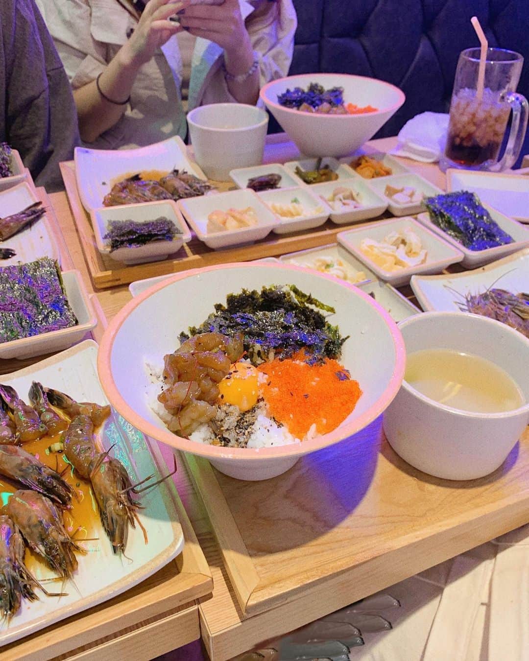 MEGのインスタグラム：「ㅤㅤㅤㅤㅤㅤㅤㅤㅤㅤㅤㅤㅤ ビョルジャンの“海老の醤油漬けハンサン”🦐♡ ㅤㅤㅤㅤㅤㅤ この海老が美味しすぎて気づいたらカンジャンセウ巡りしてる🤭😆 ㅤㅤ 📍新宿区大久保2-32-3 2F (並んでいたので予約がオススメ✍🏻) ㅤㅤㅤㅤㅤㅤ #新大久保グルメ #東京グルメ #ランチ #カンジャンセウ #韓国グルメ  ㅤㅤㅤㅤㅤㅤㅤㅤㅤㅤㅤㅤㅤ」