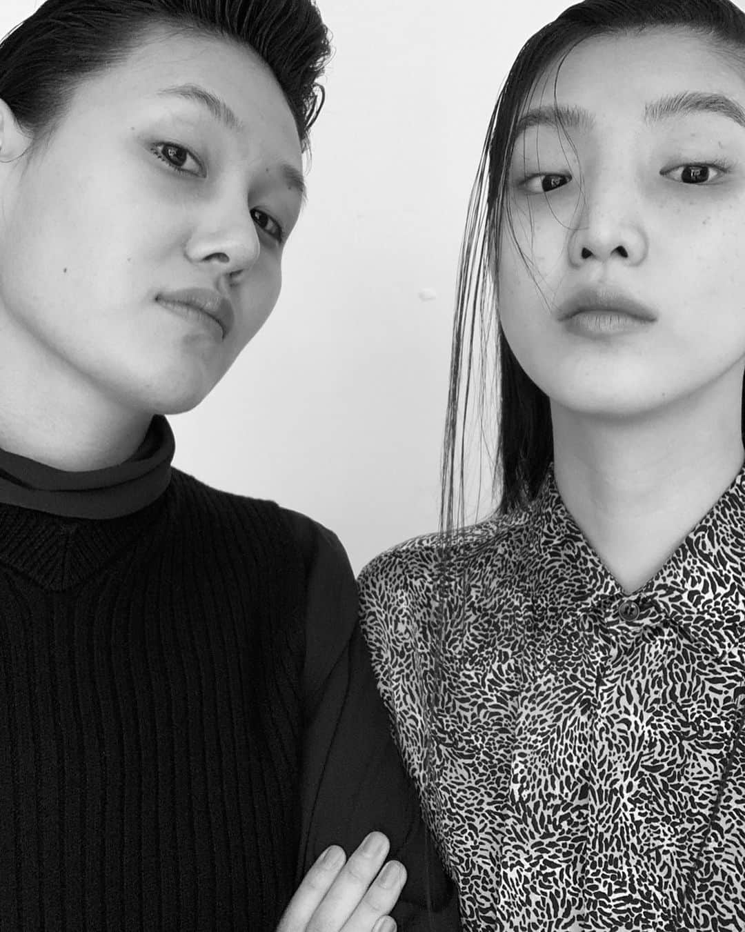 EZのインスタグラム：「오래간만🖤🖤」