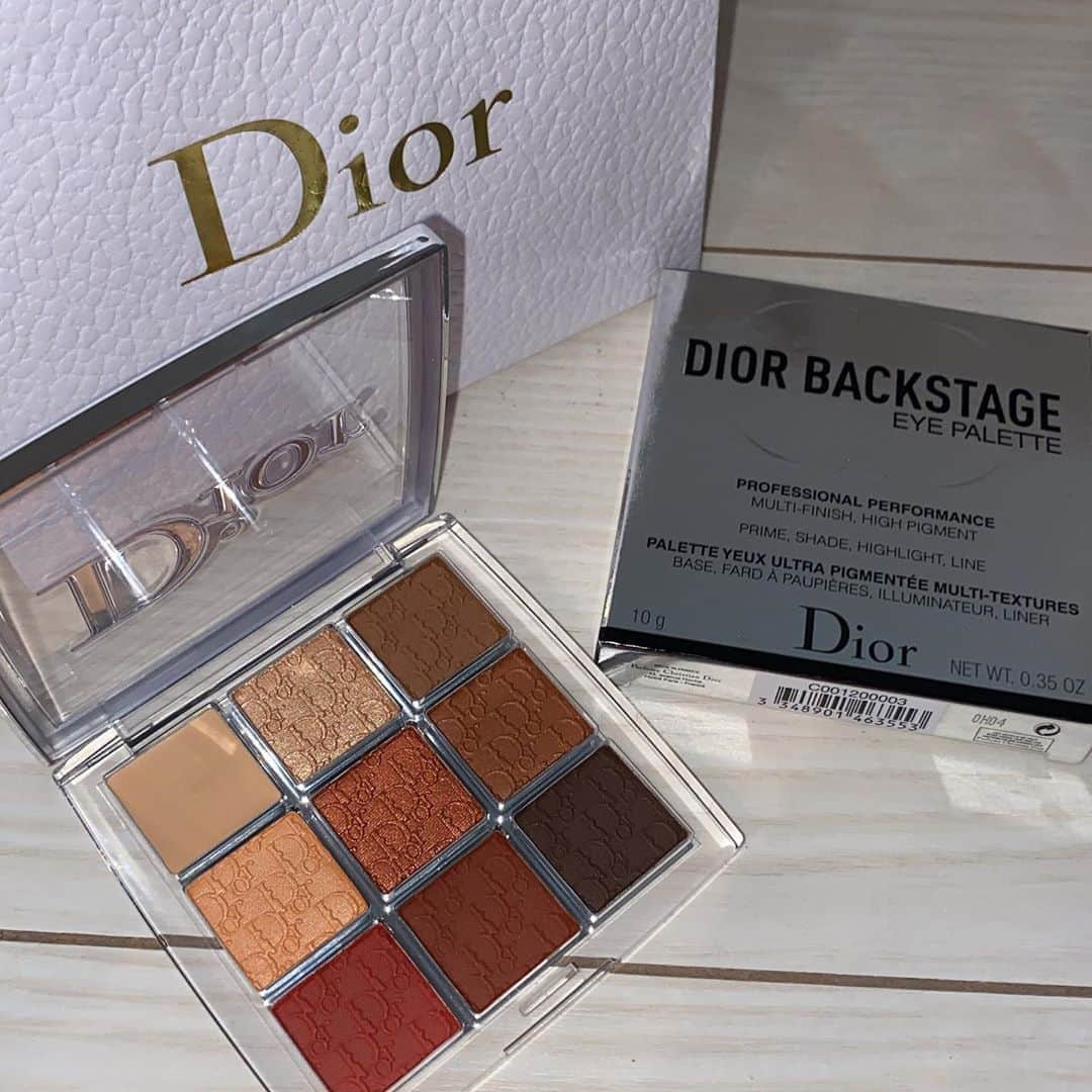 野島樺乃のインスタグラム：「お誕生日プレゼントで貰った🎂 お気に入りです  #dior #diormakeup #ディオール #コスメ #アイシャドウ #誕生日プレゼント」