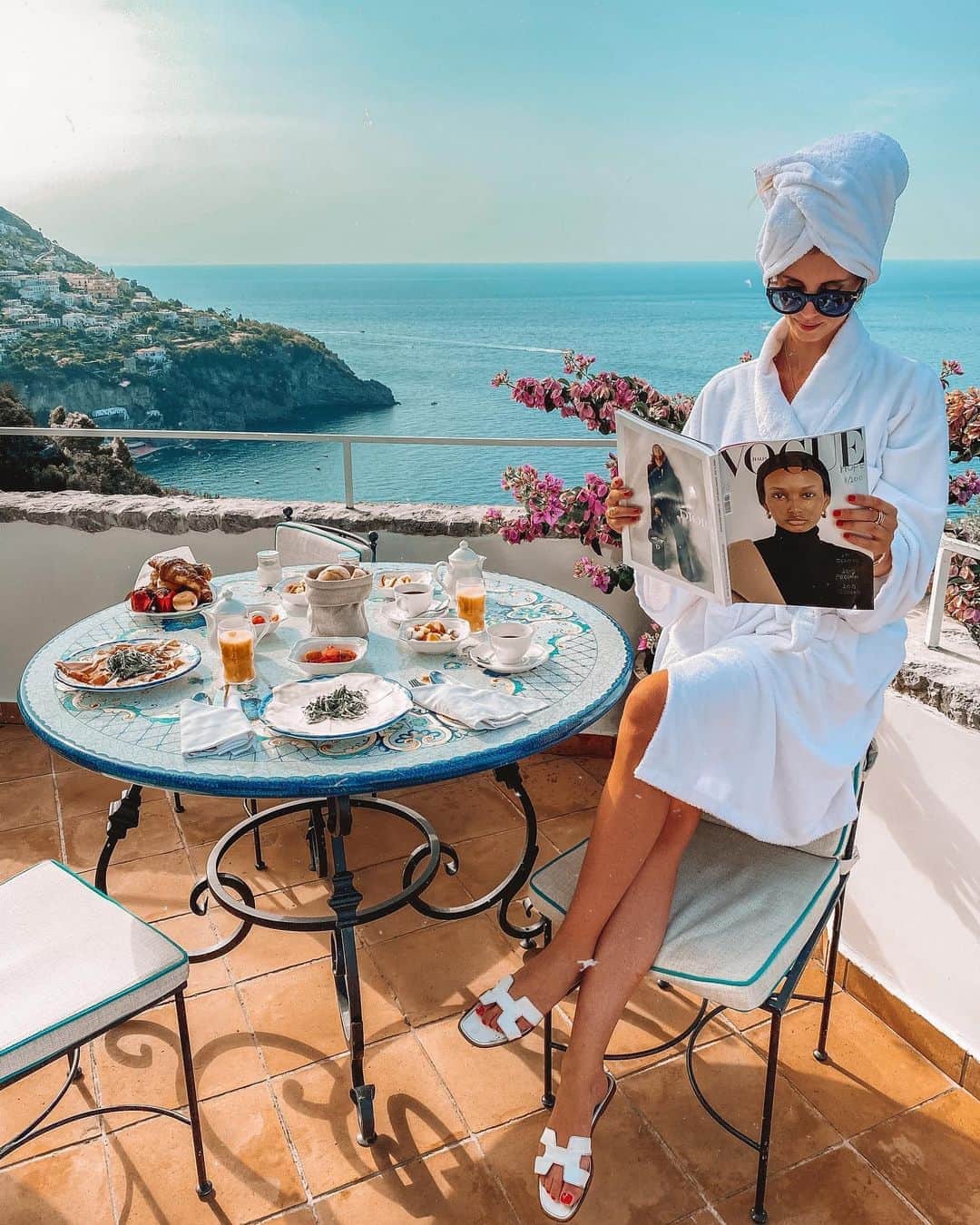 バーボラ・コディトヴァのインスタグラム：「🌺POSITANO GIVEAWAY🌺 We decided to give 3 of you a chance to experience Positano and your own! Get a chance to win 1 night in a suite (1st place), 50% (2nd place) and 30% (3rd) of the official rates in the 5 star luxury hotel @piccolosantandrea_praiano , overlooking Positano & Praiano! RULES: 1. You must follow @fashioninmysoul and @piccolosantandrea_praiano  2. Tag a friend you’d take with you! The giveaway ends on 20th of December and the winner will be announced on 24th of December ❣️」