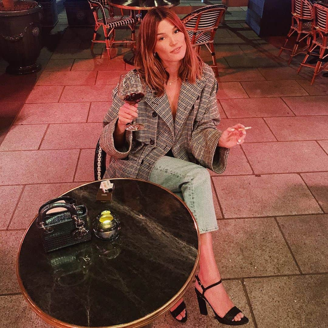 Hanneli Mustapartaのインスタグラム：「Felt like I was in Paris on our date night, so had to have a 🚬🐿」