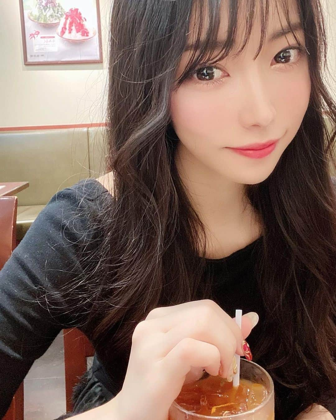 橘穂奈美さんのインスタグラム写真 - (橘穂奈美Instagram)「カフェで休憩したとき☕️ 甘くない飲み物が好きです。 . . . . . . . . . . . . . . . #東京カフェ #東京カフェ部 #셀카스타그램 #셀피그램 #메이크업 #얼스타그램 #오늘의훈녀 #카페투어 #카페스타그램 #카페 #도쿄카페 #트립 #여친룩 #旅遊攝影 #人像摄影 #粉我 #萌 #互赞 #咖琲 #selfie #selstagram #japanesegirl #tokyocafe #kirakira #女子大生 #女子大生の日常 #巻き髪 #ヨシンモリ #韓国ヘア #ツヤ肌」9月11日 22時21分 - t_h_p_c_y