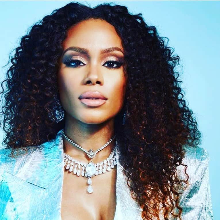のインスタグラム：「Thanks @mickeyboooom necklace @ericksonbeamon 💜Posted @withregram • @mickeyboooom Drop that 💎 for  Ice princess @shannonjthornton #Styledbymickey @theonly.agency   #ShannonThornton wearing: jacket @jovanalouis  necklaces @ericksonbeamon  earrings @glittertrunk   #Styling @mickeyboooom #TheOnlyAgency Make up artist @billieegene  📸 @andreafremiotti  Stylist asst @poshmckoy」