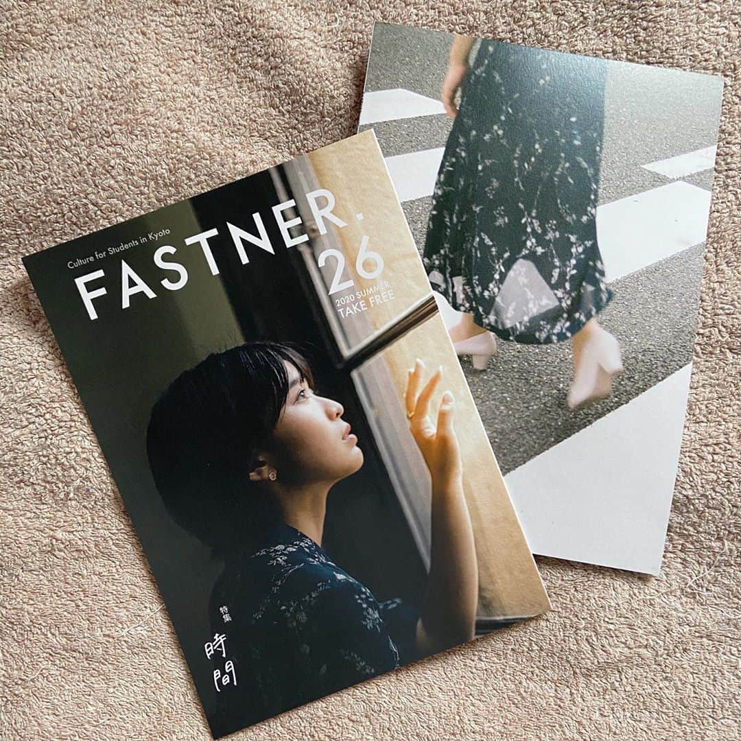 坂田茉世さんのインスタグラム写真 - (坂田茉世Instagram)「「FASTNER」という京都の学生が作るフリーペーパーの表紙をさせてもらいました🌿 素敵な機会をありがとうございます！ 中身まで本当に素敵なフリーペーパーで、 古着系お洒落さん達のスナップや おすすめスポットが載っているまさに 「エモい」雑誌です✌🏻  見つけたら是非手に取ってみてね~🌙 (Editor @fastner.magazine ,Photographer @film_adk )」9月11日 22時23分 - mayopppe_