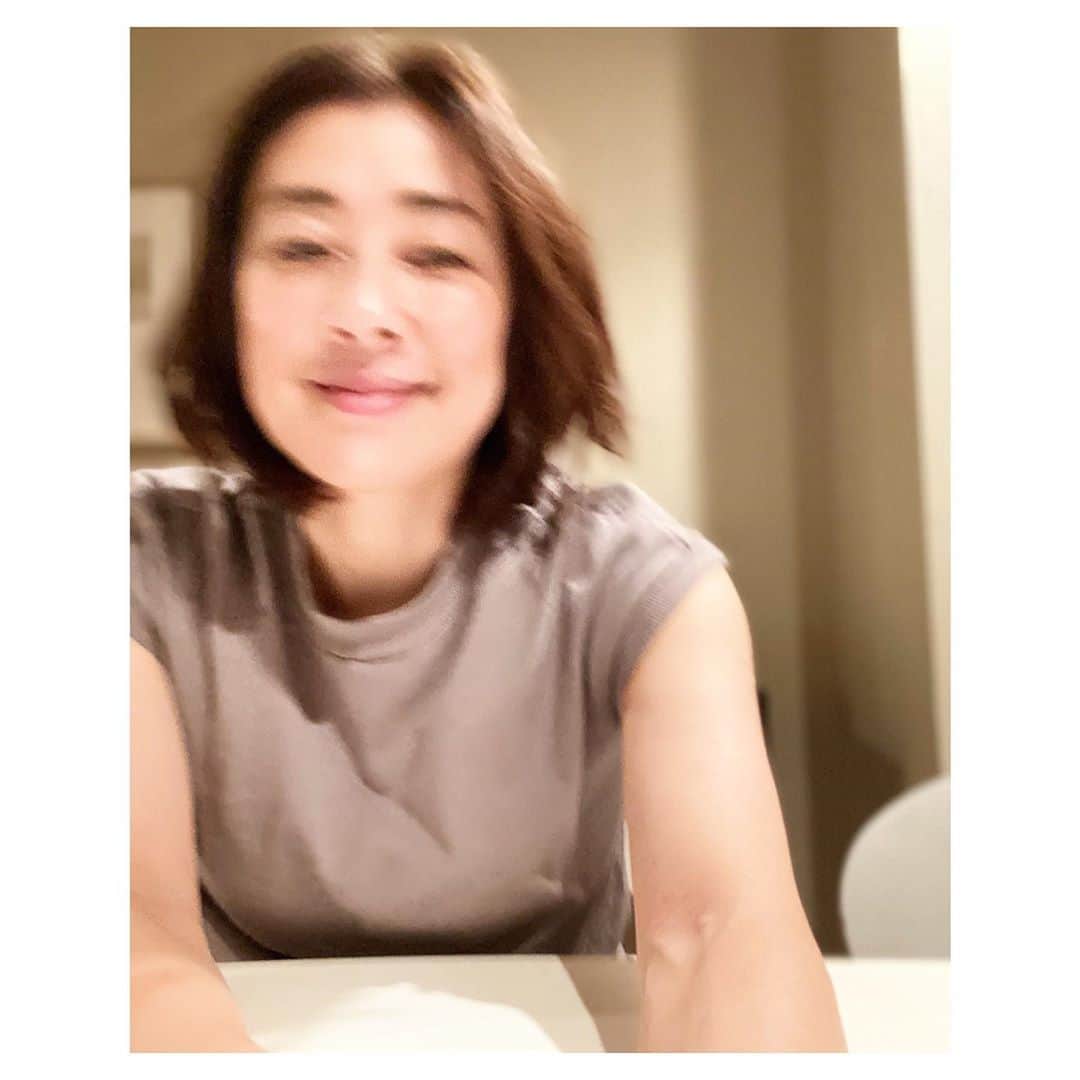 小西美穂のインスタグラム：「今週もおつかれさまでした。﻿ ふーっと、ひと息ついて﻿ 今宵もまた文献読みです。﻿ ﻿ 終日取材で疲れてしまって、﻿ なかなかスイッチ入らない（涙）のですが。﻿ ゆっくり、ゆっくり。﻿ ﻿ みなさんも﻿ よい週末をお過ごしくださいね✨﻿ ﻿ #週末 #社会人大学院生 #ルーティン #論文執筆 #大学院 #学び #gradstudent #gradschoollife」