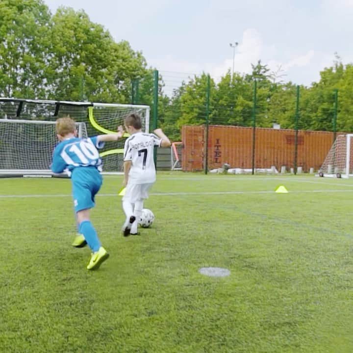 F2Freestylersのインスタグラム：「Now you see it, now you don’t! 🧙🏻‍♂️✨  Mini Messi vs Mini Ronaldo...link in bio! ⚪️⚫️⚪️🔵🔴🔵」