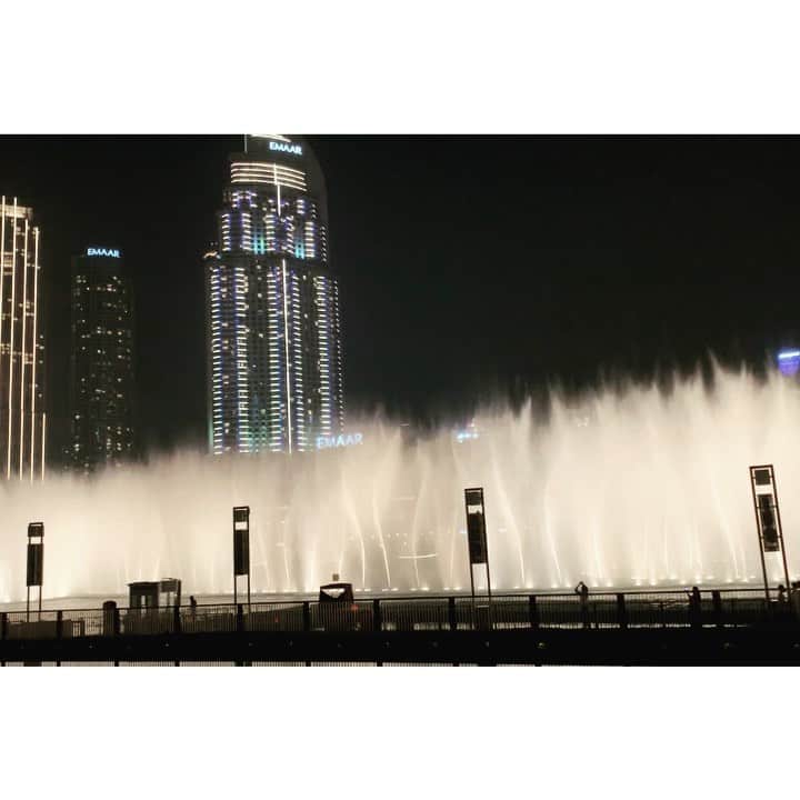 七瀬遥のインスタグラム：「⛲️✨ミッションインポッシブルから✨⛲️ 大迫力のファウンテンショー😆💕 もう本当に凄いーーー✨圧巻‼️ ドバイには、本当に驚かされる事が溢れるほどにあって🤭✨たくさんたくさん、日本の方にみてもらいたいです🥺❤️  #ドバイファウンテン#ミッションインポッシブル#圧巻#最高#美しい#ドバイ#night#happy#beautiful#happiness#trip#airport#Dubai#good#smile#japan」