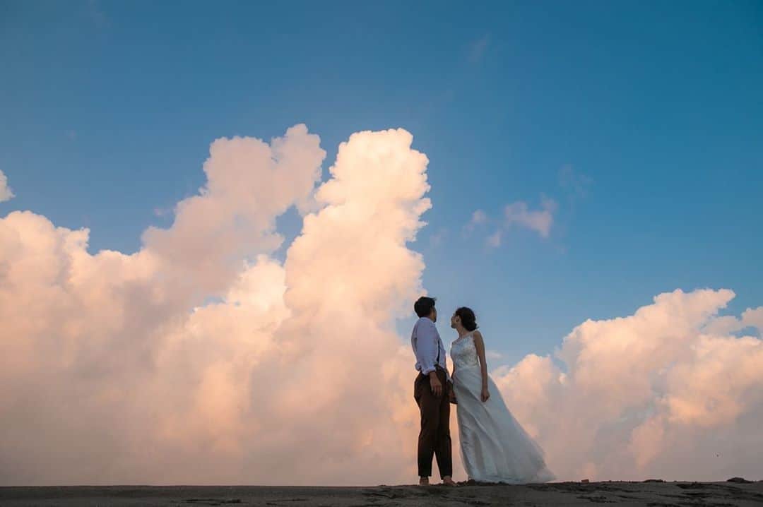 のインスタグラム：「wedding photoのモデルをさせてもらいました🤎🎞  台風予報だったのに驚くくらい晴天で太陽と雲が味方してくれた🌞☁️🌈  宮崎だからこそ撮れる南国感たっぷりの作品に仕上がりました‼︎改めて宮崎が大好き🌻🧡  Special thanks  💄 @_s__930246_037__  📷 @ky_xyy  📷　年森さん 🏄🏾‍♂️ @yuyasunachi   #宮崎 #miyazaki #南国 #ロケーションフォト」