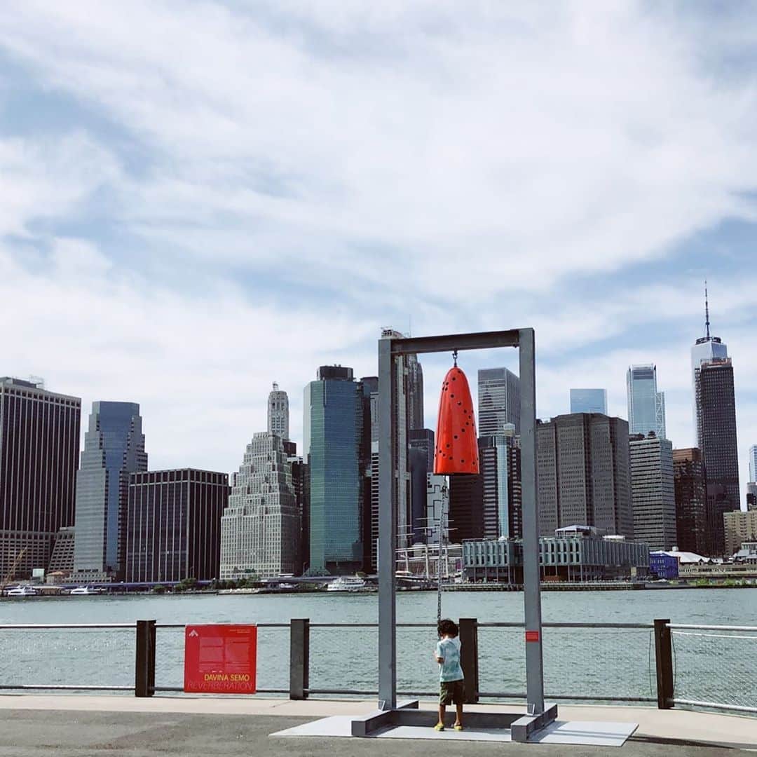 Grace Bonneyのインスタグラム：「@publicartfund recently opened @davinasemo’s #Reverberation, which invites visitors to ring five cast bronze bells on the Brooklyn waterfront. When I first began thinking of this post, I didn’t realize it would be going up on September 11, and it’s completely changed the way I look at it.  19 years ago today the view of Downtown Manhattan looked quite different as smoke rose into a sky of uncertainty and countless lives were changed forever. Even almost two decades later, I can remember so much of the day with perfect clarity - including looking back at this view as my brother and walked home across the 59th Street Bridge, knowing life in New York City would not be the same. Though much has changed, we’re yet again in a period of upheaval with a challenge ahead of us. In 2001, it was a horrifying day in which afterward we began to attempt to rebuild and put ourselves back together. Now, we have no idea what lies ahead and we are in a state of suspended animation of anxiety.   However, what remains the same is the ability New Yorkers have to find creative ways of coming together in the most difficult of moments. Who would have ever imagined we’d all be at our windows clapping, whooping, and ringing bells at 7pm for so many months? Who would have imagined we’d be protesting in masks, on bicycles, in cars - even on surfboards? And now with #Reverberation, we have another creative way to be together and add our own sounds to the city’s soundtrack. As I stood watching my son ringing one of @davinasemo’s bells, in my heart, I hoped he was helping ring in a new, reimagined era. - @nogophoto」