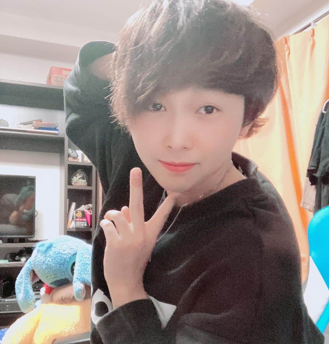 らーくんのインスタグラム：「携帯に入ってたオフショット📸  実は、、一昨日から15日まで YouTubeは長期休暇に入ってます😖 (言うても動画は明日から上がるけど)  自分自身にとっても動画投稿に縛られまくっていたからこそクリエイティブな制作があまり行えていなかったと感じているのでこのリフレッシュ期間でしっかり充電して帰ってきます！！待っててね🥺」