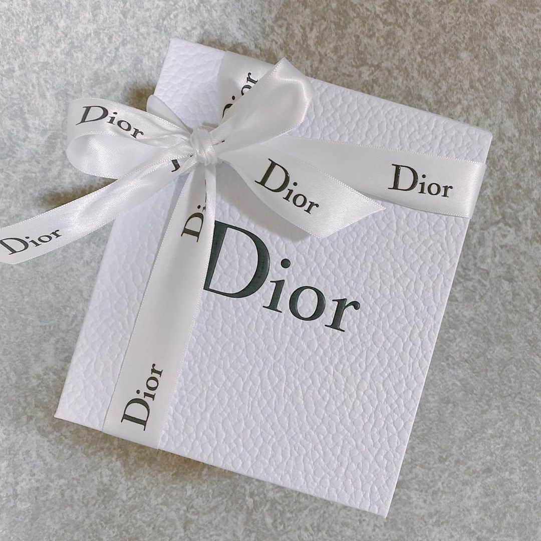 百合沙さんのインスタグラム写真 - (百合沙Instagram)「ファンの方からプレゼントが事務所に届いてました✨ Diorだなんて…オトナな気分…中身はグロスです💄 恐縮です…ありがとうございます。 #Dior #プレゼント #thankyou」9月11日 22時30分 - dorado.yurisa