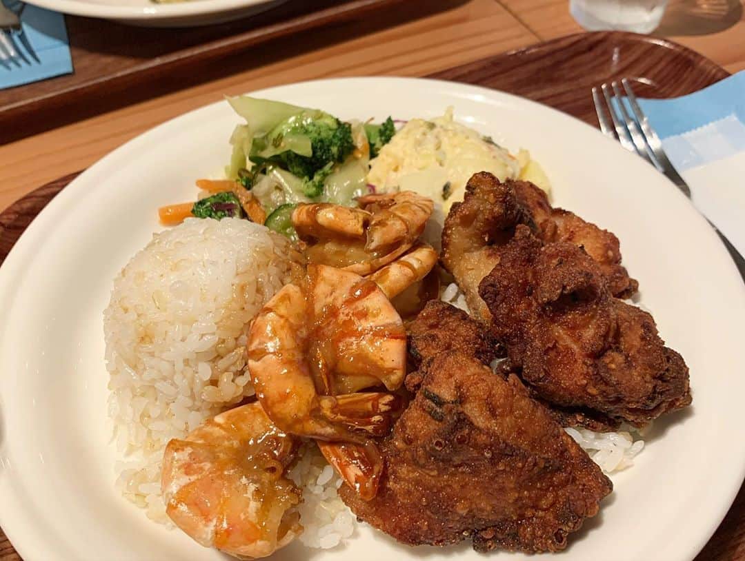 安田美沙子さんのインスタグラム写真 - (安田美沙子Instagram)「今日は事務作業やミーティング、送り迎えをしていたら、あっ！！！という間に1日が終わった。 お昼食べ損ねて、晩ごはんはガッツリ😏✨大好きすぎるHawaiian。ハワイに居ると想像しながらいただきました。 @pacificdrivein_shinjuku  サイコーでした。 . . . #dinner #hawaiian #pacificdrivein #hawaii  #garlicshrimp #mochicochicken  #ハンバーグを食べる息子 #ソファが広くて寝転がり赤ちゃん #sharegreenを駆け回る息子 #meeting @share_green_minamiaoyama  #thanks」9月11日 22時30分 - yasuda_misako