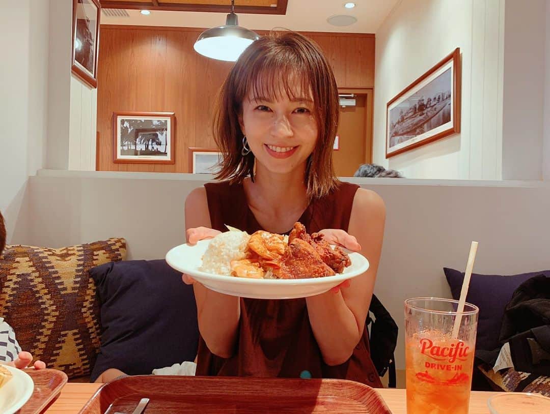 のインスタグラム：「今日は事務作業やミーティング、送り迎えをしていたら、あっ！！！という間に1日が終わった。 お昼食べ損ねて、晩ごはんはガッツリ😏✨大好きすぎるHawaiian。ハワイに居ると想像しながらいただきました。 @pacificdrivein_shinjuku  サイコーでした。 . . . #dinner #hawaiian #pacificdrivein #hawaii  #garlicshrimp #mochicochicken  #ハンバーグを食べる息子 #ソファが広くて寝転がり赤ちゃん #sharegreenを駆け回る息子 #meeting @share_green_minamiaoyama  #thanks」