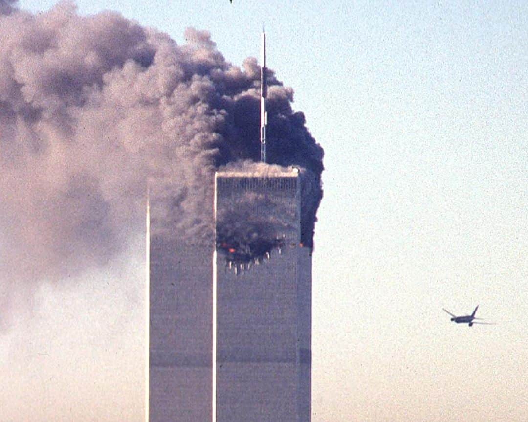 のインスタグラム：「AFP Photo - US marks 9/11 attacks  anniversary -  #911⁣ .⁣ 📷 (1) Seth McAllister - (2) Paul J Richards (3) Seth McAllister (4) Doug Kanter (5) Stan Honda (6) Doug Kanter (7) Stan Honda (8 )Alexandre Fuchs⁣ .⁣ 8:56 am (1256 GMT) - An airliner smashes into one of the towers of the World Trade Center in New York, leaving a giant hole in the building's facade. Thick smoke trails into the sky from the tower's upper floors.⁣ .⁣ 9:14 am (1314 GMT) - A second plane hits the second of the two World Trade Center towers, sparking a massive explosion.⁣ .⁣ 9:40 am (1340 GMT) - US President George W. Bush, in Sarasota, Florida, calls the blasts "an apparent terrorist attack". He orders "a full-scale investigation to hunt down and to find those folks who committed these acts" and says he will immediately return to Washington.⁣ .⁣ 10:05 am (1405 GMT) - One of the World Trade Center's two towers collapses following an explosion in a huge cloud of smoke and dust.⁣ .⁣ 10:25 am (1428 GMT) - The second tower of the World Trade Center collapses like a house of cards, sending tons of debris into the surrounding streets. A huge cloud of dust blankets lower Manhattan.」