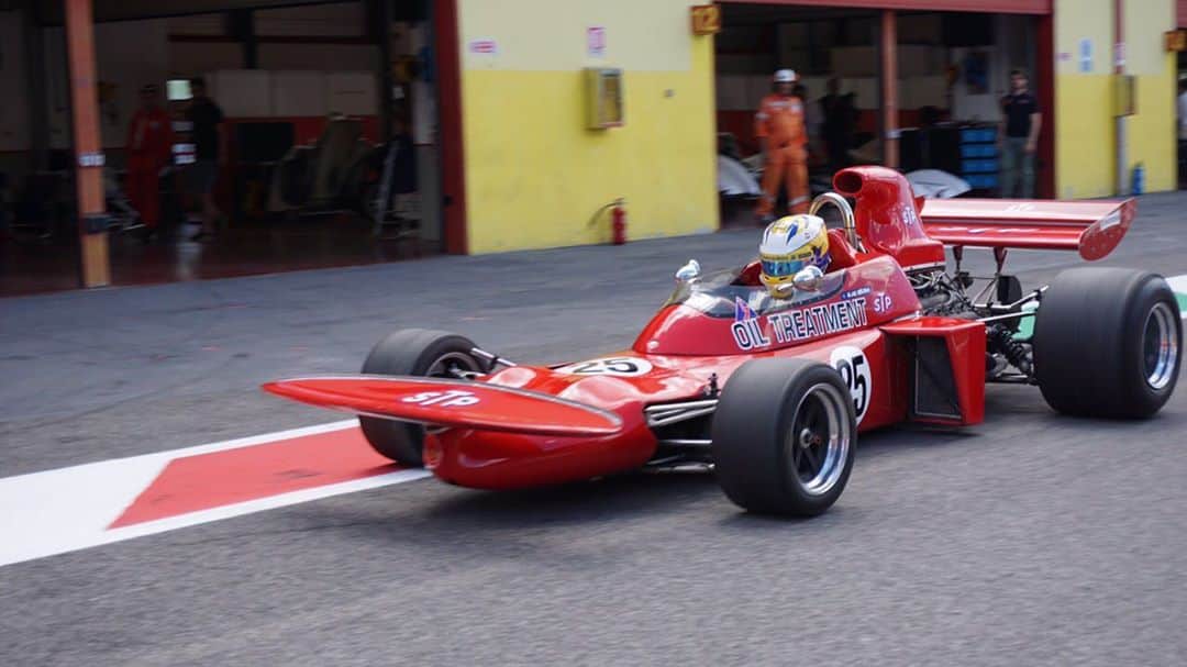 マーカス・エリクソンのインスタグラム：「Throwback to 2015 when I got the amazing opportunity to drive at Mugello (awesome track!) in a March 71 driven by my hero 🇸🇪 Ronnie Peterson. A very special memory that feels good to share today when @f1 is at Mugello and when it’s 42 years (on the day) since Ronnie past away #F1」