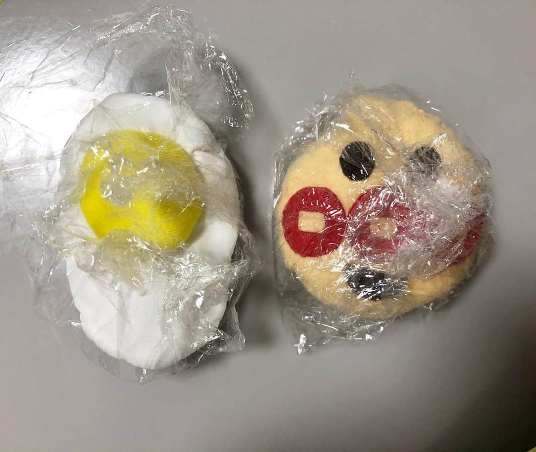 のインスタグラム：「#衝撃  夜中に冷蔵庫を開けたら ラップに包まれた アンパンマンと目玉焼きが😳 確かに、食べ物のおもちゃだけどさ🤣  #2歳9ヶ月  #男児　#生活ごっこ  #お料理大好き　#お友達の手作りおもちゃ　#1歳の誕生日プレゼント　#ラップに包まれてる　#アソパソマソ」