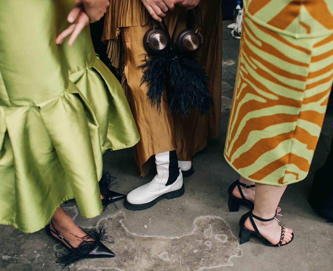 Marques Almeidaさんのインスタグラム写真 - (Marques AlmeidaInstagram)「Lime and brown mix & match 🤎💚  #marquesalmeida #howdoyouwearyourma #lime #brown #zebra #details #preshow #lfw #rst20 #ss20」9月11日 22時34分 - marques_almeida