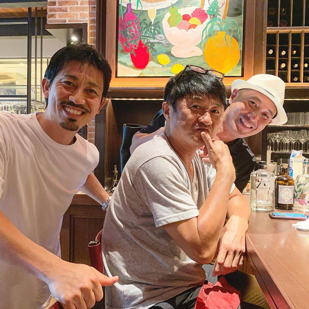 百瀬俊介のインスタグラム：「今日はサッカー談議！ 南米、欧州と幅広いサッカーの話👟➰⚽️ 帰り際タッチラインギリギリのところで久しぶりの再会に武田先輩🤣🤣🤣 武田先輩の熱いマシンガントークに良香さんと百瀬は圧倒されました😂 とりあえず、何かはじまりそうです！笑  @yoshikamatsubara  #武田修宏 #サッカー談議 #gk講習 #gk研究 #gk育成 #南米 #欧州」