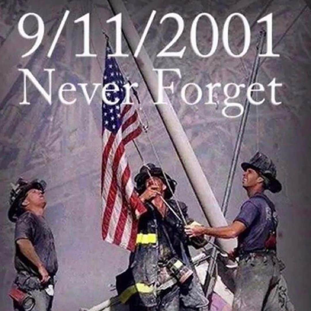 ビル・ゴールドバーグのインスタグラム：「🇺🇸🙏👊 #neverforget」