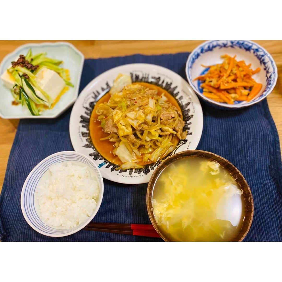 納富有沙のインスタグラム：「. What did you eat tonight?😚 . . . はい、どうも〜！ #とみーずキッチン です😋🍽 豚肉キャベツもやしで回鍋肉風 ピリ辛ラー油きゅうりのっけ冷奴 にんじんしりしり 玉ねぎと卵の中華スープ 白ご飯 でした〜✨ . みなさんは今日何食べましたか？☺️ . . .  #cooking #cookingram #cookingathome #dinner #dinnertime #japanesefood #japanese  #japan #usa #actress  #クッキングラム #クッキング #おうちごはん #おうちご飯 #手作り #夜ご飯 #夜ご飯記録 #定食 #回鍋肉 #にんじんしりしり  #とみーずキッチン」