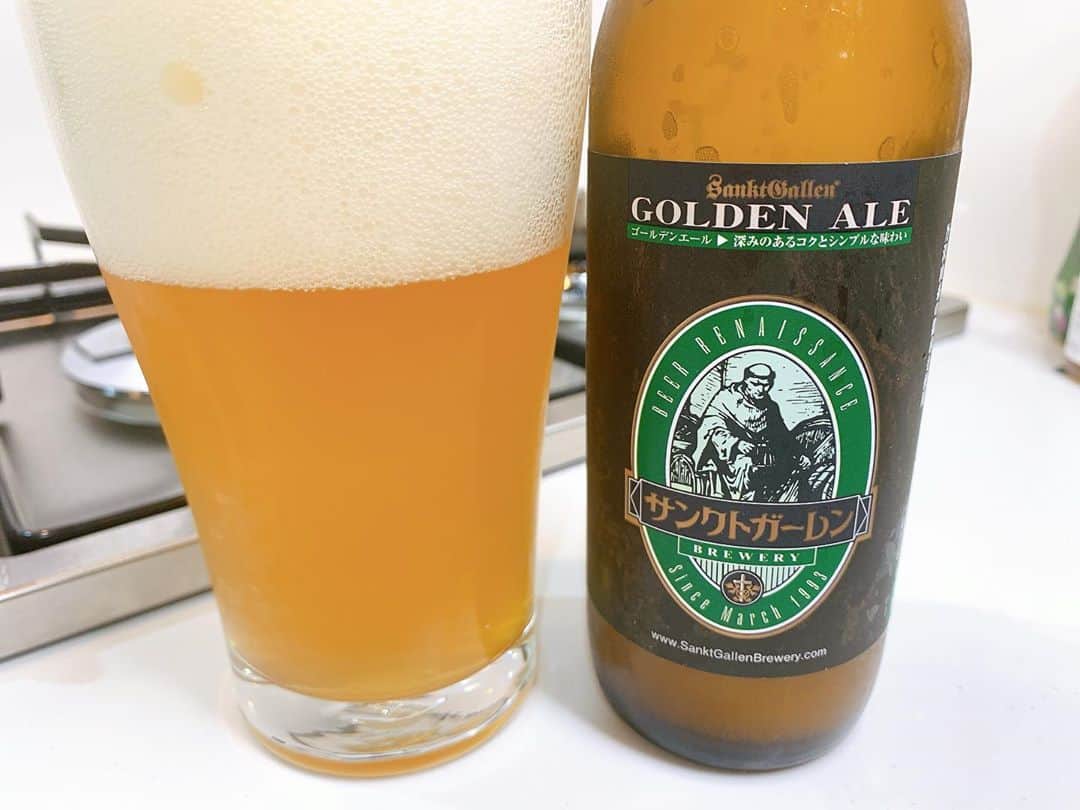 北川尚弥のインスタグラム：「かんぱーい🍺 今日はサンクトガーレンゴールデンエールよ〜。こりゃシンプルで飲みやすいからゴクゴク飲んじゃうついおかわりしたくなるビールね〜。残暑厳しい今日この頃にぴったり過ぎるザウルス  #頑張った自分にご褒美ール #サンクトガーレンゴールデンエール」