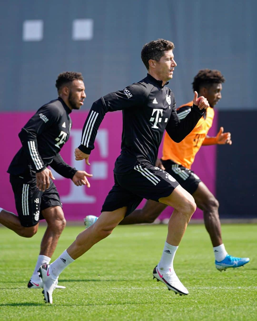 バイエルン・ミュンヘンさんのインスタグラム写真 - (バイエルン・ミュンヘンInstagram)「Back on the pitch! 🏃‍♂⚽  #MiaSanMia #FCBayern #Training #packmas #football」9月11日 22時50分 - fcbayern