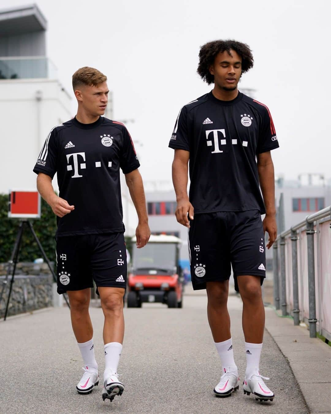 バイエルン・ミュンヘンさんのインスタグラム写真 - (バイエルン・ミュンヘンInstagram)「Back on the pitch! 🏃‍♂⚽  #MiaSanMia #FCBayern #Training #packmas #football」9月11日 22時50分 - fcbayern