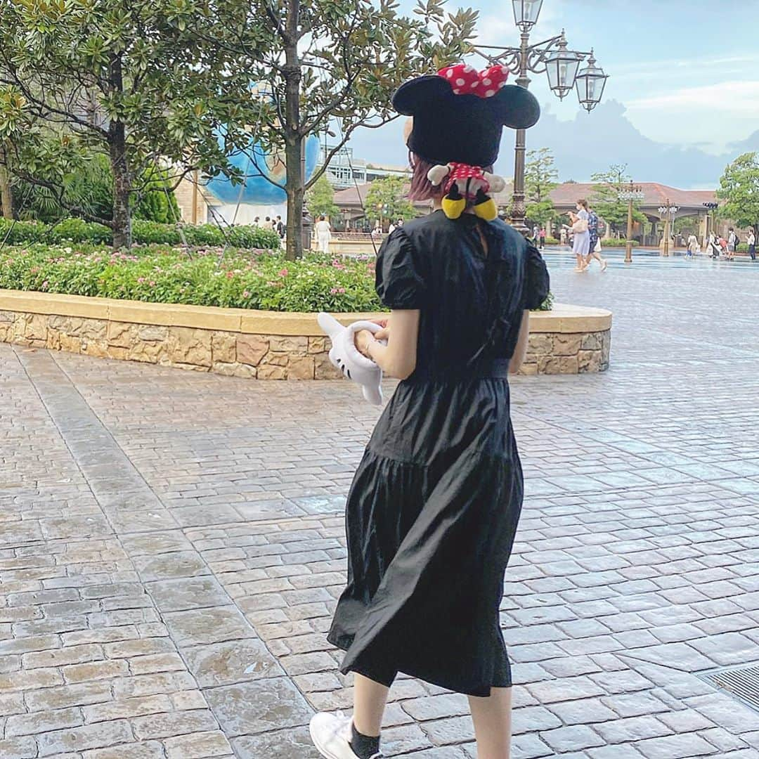 たんりいさんのインスタグラム写真 - (たんりいInstagram)「. . Disney code 〜 🐭♡ . ミニーちゃんのふぁんきゃっぷ ずっと被りたかったから嬉しいっ💞 . かっちと黒コーデで合わせた〜！ @_ruruofficial_ のワンピース 👗♡ お袖がパフでめっちゃかわいいっ . .  #ワンピース #フェミニン #高身長コーデ #ワンピースコーデ #ファッション #fashion #ootd #coordinate #outfit #ruru #disney #ディズニーコーデ #ミニーコーデ」9月11日 22時51分 - tanrii97