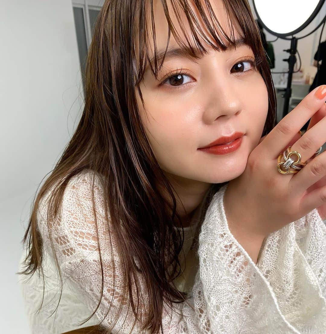 高橋有紀のインスタグラム：「インスタライブではこんな秋メイクしました💄nanamiちゃんがとにかく綺麗、、、！！！横顔も綺麗、、、！ 推し色の08は本当にオススメです！アイテムは三枚目、四枚目、やり方や塗り比べは24時間アーカイブに残っているので見てみてください！ 髪の毛は　@laret_official  のバームです！ #hairmake #osakana_yuki #nanami #秋メイク」