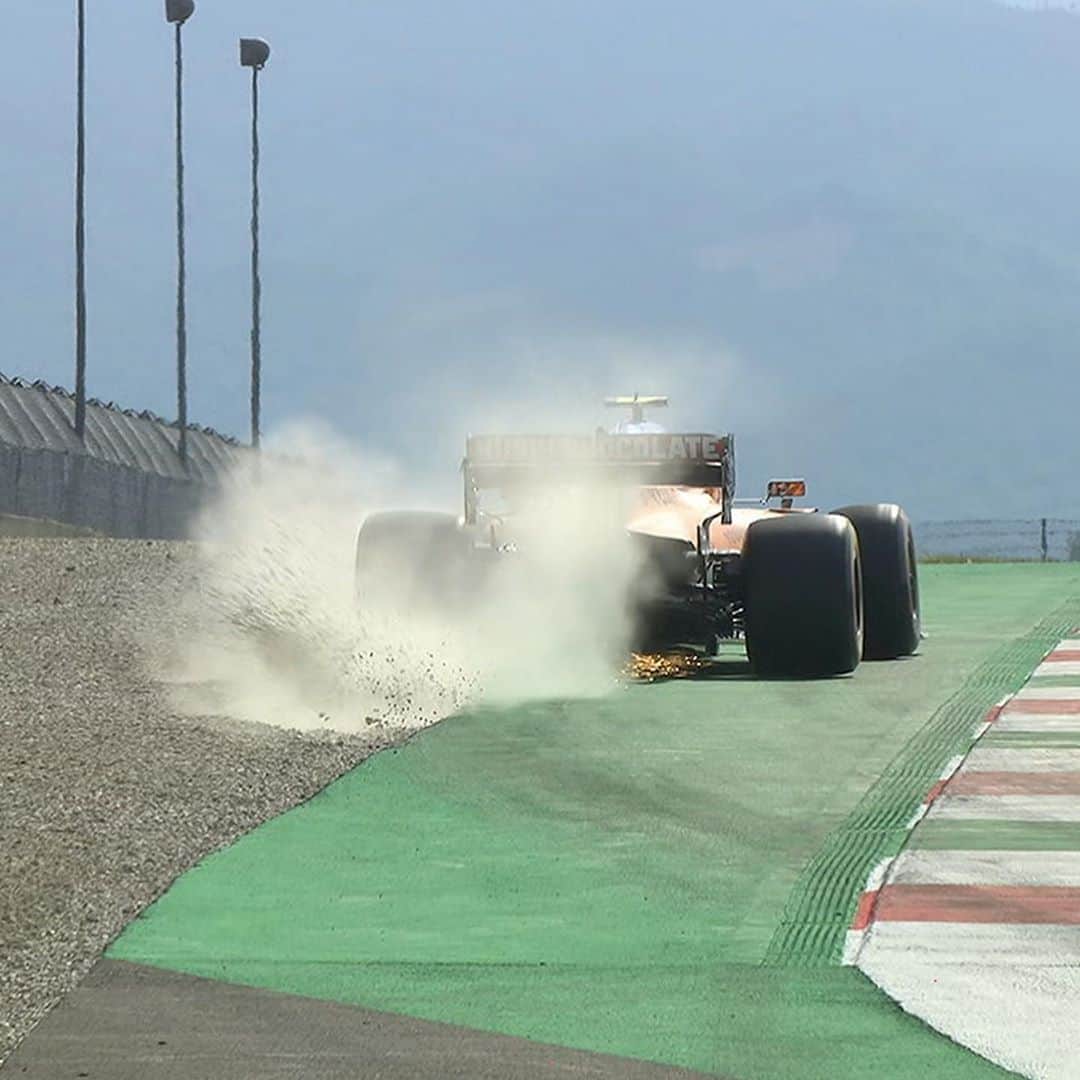 F1さんのインスタグラム写真 - (F1Instagram)「🚩 Lando Norris’ crash in FP2 brought out the red flag, thankfully he’s okay 👌 . . . #F1 #Formula1 #TuscanGP #McLaren #LandoNorris #McLaren」9月11日 22時52分 - f1