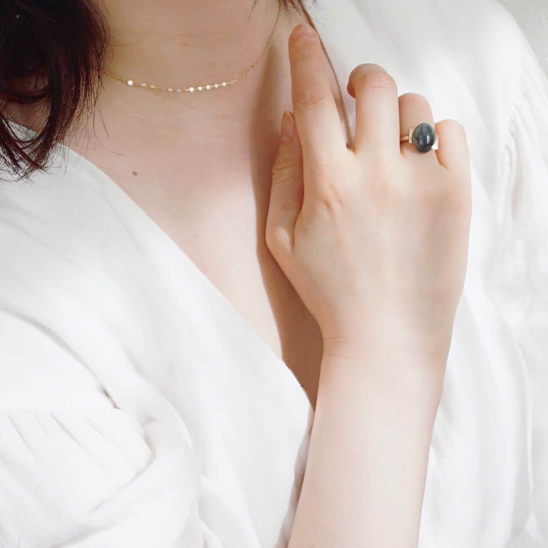 のインスタグラム：「大きな石の指輪は1つでも様になる。﻿ ﻿ ﻿ #jewelry_ume#ÜME#ユーミー#天然石リング#指輪#10金リング#18金ネックレス#シンプルコーデ」