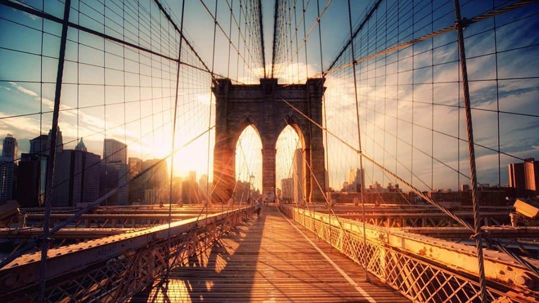 のインスタグラム：「My love letter to #NYC. New York, you  have been there for me for 21 years. You have been a city to support the most incredible, diverse humans in the world in a mixture that makes magic. You have been filled with struggles and tragedies and sadness but you always bounce back. Today in the midst of yet another unimaginable challenge you are here and will thrive again. Today my heart and prayers goes out to those who lost their beloveds. We will rise and we are resilient and this home is my cup overfloweth. #neverforget」