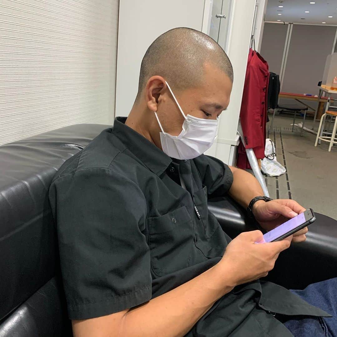 池田真一のインスタグラム：「単独ライブありがとうございました！ ほんまに過去1番ヤバい単独ライブでした😆 今井もきんちゃんも作家さんもマネージャーもみんなエロのコントが1番おもろかった言うてた！ 全然頭おかしいで！ タグに洗脳され過ぎやから！ オンラインチケット明日の12時まで購入可能ですのでよろしくお願いします🙇‍♂️」