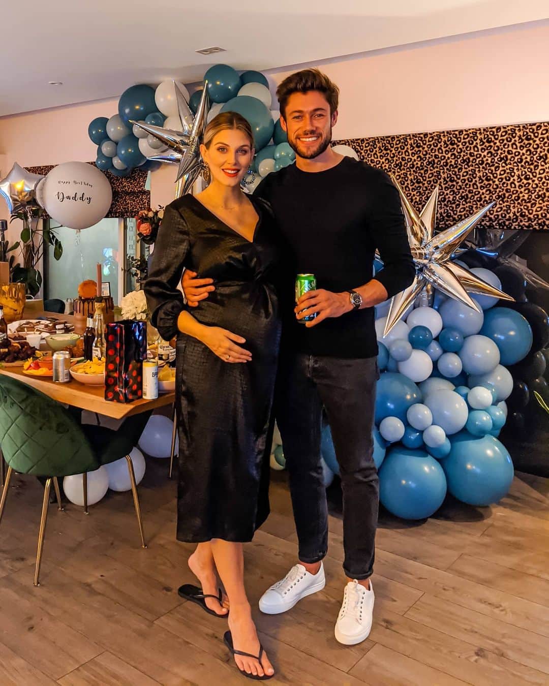 Ashley Jamesさんのインスタグラム写真 - (Ashley JamesInstagram)「The last hoorah! 💙 Last night I managed to pull off the perfect surprise party at home for Tommy - I'm so happy we got to do it ahead of the new restrictions.  Because of lockdown, Tommy's not been able to see his friends, and I've not got to meet a lot of them (apart from on Zoom), so I really wanted to be able to make that happen before the baby comes along.  Holy f*ck I could never be unfaithful, because keeping secrets is so unnerving and I was so paranoid he knew about it. 🤣  So whilst we were in Cambridge I arranged for  the drinks to arrive, the amazing @boubouevents to come and create that epic balloon display (the theme was baby boy / birmingham football club), and a chef from @yhangry to come and cook some party food. I can't recommend them enough, the food is honestly insane and it's not a lot more than going to a restaurant (I paid but was given a discount) - I've shared a discount code on my stories if anyone wants. @lizziebatchelar created the most epic cake, and the weather held out so we could sit outside too.  I had to wear flip flops because wow that was a long day. I managed to sneak off to bed early, but I still feel like I've got a hangover today despite not drinking (obviously!). I've always loved throwing surprise parties and having adventures, I get more pleasure from giving stuff like that than giving (or receiving gifts), and it was so nice to be able to celebrate safely (it was within the guidelines by the way) before baby comes along. 💙」9月11日 22時54分 - ashleylouisejames