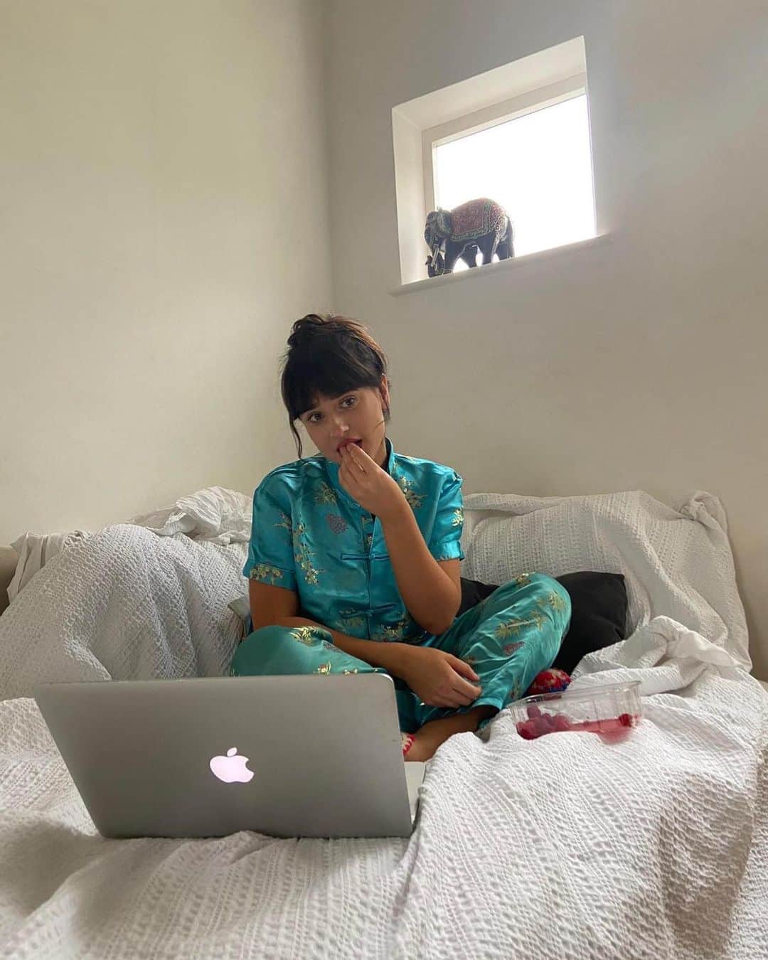 フォクシーズのインスタグラム：「Back on Sunday brunch this weekend, chatting about friends in the corner / doing a little performance! See you then 💕💋」