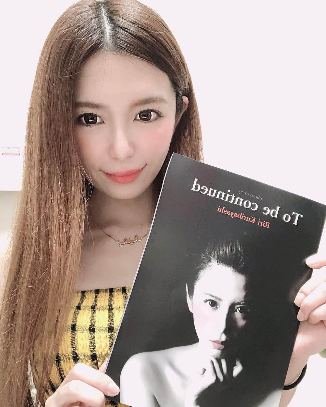 栗林里莉のインスタグラム：「swipe➡️ 私の初めてのフォトエッセイが出来上がりましたー！  タイトルは「To be continued」 印刷が遅れてしまい、お渡し会でお渡しできず、申し訳ございませんでした🙇‍♀️  1冊ずつサインを入れて発送、リターンをご購入された方にはその際にお渡しになりますのでよろしくお願いします。  デビューして12年‥ 今まで出したくても出せなかった写真集。  実物を手に取ってみて本当に感動しております✨  クラウドファンデングで支援して下さった皆様のおかげです！  本当にありがとうございます💓  こちらはクラウドファンデング限定なので、一般発売はされませんが、別カットを収録したデジタル写真集を発売予定ですので、楽しみにしてて頂けたらうれしいです😊  ご支援して下さった皆様本当にありがとうございました🙏 届いたら感想聞かせてね！  Digital photo book will be released!! People living overseas can also buy. We will let you know when it is released. Look forward to it!!  #栗林里莉12周年プロジェクト  #クラウドファンディング  #フォトエッセイ集 #craudfanding  #pohtoessay  #栗林里莉 #japanese」