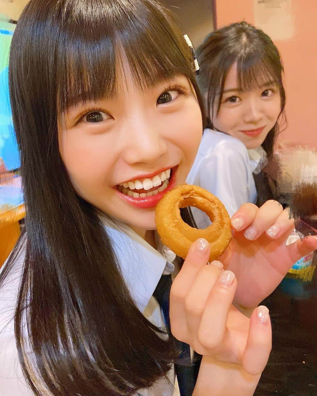 出口結菜さんのインスタグラム写真 - (出口結菜Instagram)「《🎤#ROUND1 #カラオケ》﻿ ﻿ 🍟ポテトS（¥560）﻿ 🧅オニオンリングタワー（¥640）﻿ 🐓ころころチキン（¥530）﻿ 🍗鶏の唐揚げ（¥680）﻿ ﻿ ﻿ ﻿ 今日はROUND1さんにて、生配信させていただきましたっ❕❕﻿ ﻿ ﻿ ﻿ 配信前に、、﻿ ﻿ なんとカラオケの食べ物を食べることができて😍♥️﻿ ﻿ 嬉しすぎましたっ！！！﻿ ﻿ ﻿ ﻿ ﻿ 前回、6位だったオニオンリングタワーは塩がきいてて最高でパクパク行けちゃうし、、﻿ ﻿ ﻿ 鶏の唐揚げは鶏肉にしっかり味が効いてて、ぷりぷりっ❤︎﻿ ﻿ 私好みの唐揚げっ✨✨﻿ ﻿ ﻿ 特に私はこの2つ推しやなぁ💕💕﻿ ﻿ ﻿ ﻿ はるかは隣でクッキーのアイスを食べていたり、﻿ ﻿ 違う楽屋のころころチキンはめっちゃ美味しいってみんな言ってたっ💛﻿ ﻿ ﻿ ポテトもソースが豊富で迷う🍟💗﻿ ﻿ ﻿ ﻿ カラオケのメニューってこんなに美味しいんですか！！！﻿ ﻿ ﻿ っていうぐらい衝撃的なおいしさっ！！！﻿ ﻿ ﻿ しかもみんなで一緒に食べる時間も幸せでした❣️﻿ ﻿ ﻿ ﻿ \また6期生でイベントがしたいなぁ、/﻿ ﻿ #round1 #live #生配信 #カラオケフード  #nmb48 #6期生 #オニオンリング #🧅#唐揚げ #ポテト #🍟 #チキン #メニュー #カラオケパーティー #ちなみに #髪の毛切った #ぱっつん前髪 #黒髪ロング #制服 #instagram #instalike #instafood #food #食べ物 #食べること大好き #グルメ #はるリンス #ラビグルメ」9月11日 22時55分 - yui_laby0622