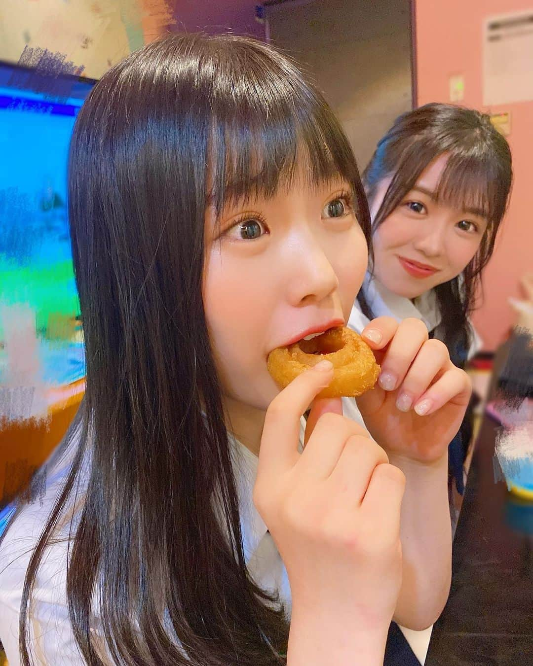 出口結菜さんのインスタグラム写真 - (出口結菜Instagram)「《🎤#ROUND1 #カラオケ》﻿ ﻿ 🍟ポテトS（¥560）﻿ 🧅オニオンリングタワー（¥640）﻿ 🐓ころころチキン（¥530）﻿ 🍗鶏の唐揚げ（¥680）﻿ ﻿ ﻿ ﻿ 今日はROUND1さんにて、生配信させていただきましたっ❕❕﻿ ﻿ ﻿ ﻿ 配信前に、、﻿ ﻿ なんとカラオケの食べ物を食べることができて😍♥️﻿ ﻿ 嬉しすぎましたっ！！！﻿ ﻿ ﻿ ﻿ ﻿ 前回、6位だったオニオンリングタワーは塩がきいてて最高でパクパク行けちゃうし、、﻿ ﻿ ﻿ 鶏の唐揚げは鶏肉にしっかり味が効いてて、ぷりぷりっ❤︎﻿ ﻿ 私好みの唐揚げっ✨✨﻿ ﻿ ﻿ 特に私はこの2つ推しやなぁ💕💕﻿ ﻿ ﻿ ﻿ はるかは隣でクッキーのアイスを食べていたり、﻿ ﻿ 違う楽屋のころころチキンはめっちゃ美味しいってみんな言ってたっ💛﻿ ﻿ ﻿ ポテトもソースが豊富で迷う🍟💗﻿ ﻿ ﻿ ﻿ カラオケのメニューってこんなに美味しいんですか！！！﻿ ﻿ ﻿ っていうぐらい衝撃的なおいしさっ！！！﻿ ﻿ ﻿ しかもみんなで一緒に食べる時間も幸せでした❣️﻿ ﻿ ﻿ ﻿ \また6期生でイベントがしたいなぁ、/﻿ ﻿ #round1 #live #生配信 #カラオケフード  #nmb48 #6期生 #オニオンリング #🧅#唐揚げ #ポテト #🍟 #チキン #メニュー #カラオケパーティー #ちなみに #髪の毛切った #ぱっつん前髪 #黒髪ロング #制服 #instagram #instalike #instafood #food #食べ物 #食べること大好き #グルメ #はるリンス #ラビグルメ」9月11日 22時55分 - yui_laby0622