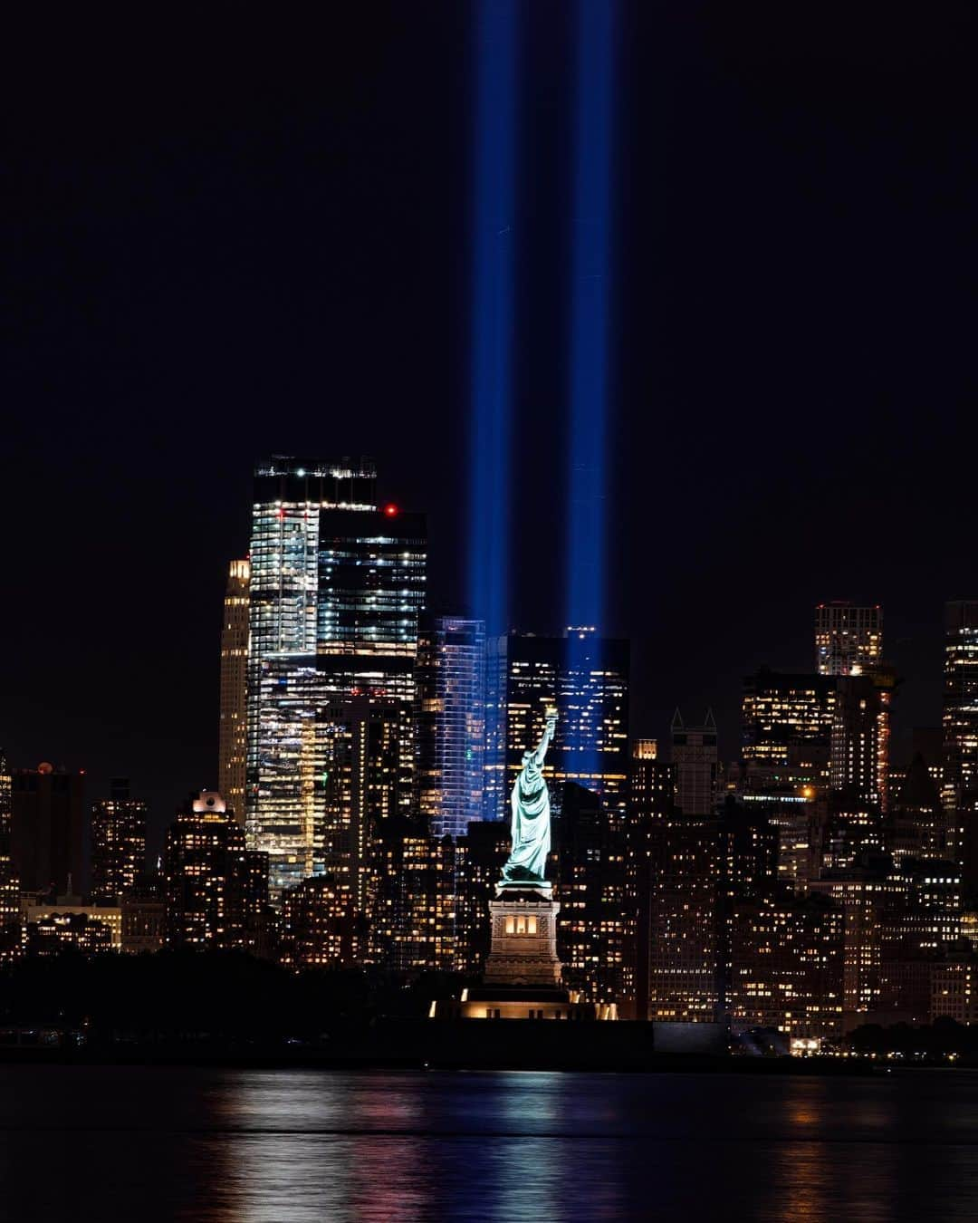 ELLE Magazineさんのインスタグラム写真 - (ELLE MagazineInstagram)「❤️ NY now more than ever. Today, we honor and remember the victims, survivors, and first responders of the 9/11 attacks 19 years ago. #NeverForget」9月11日 23時06分 - elleusa