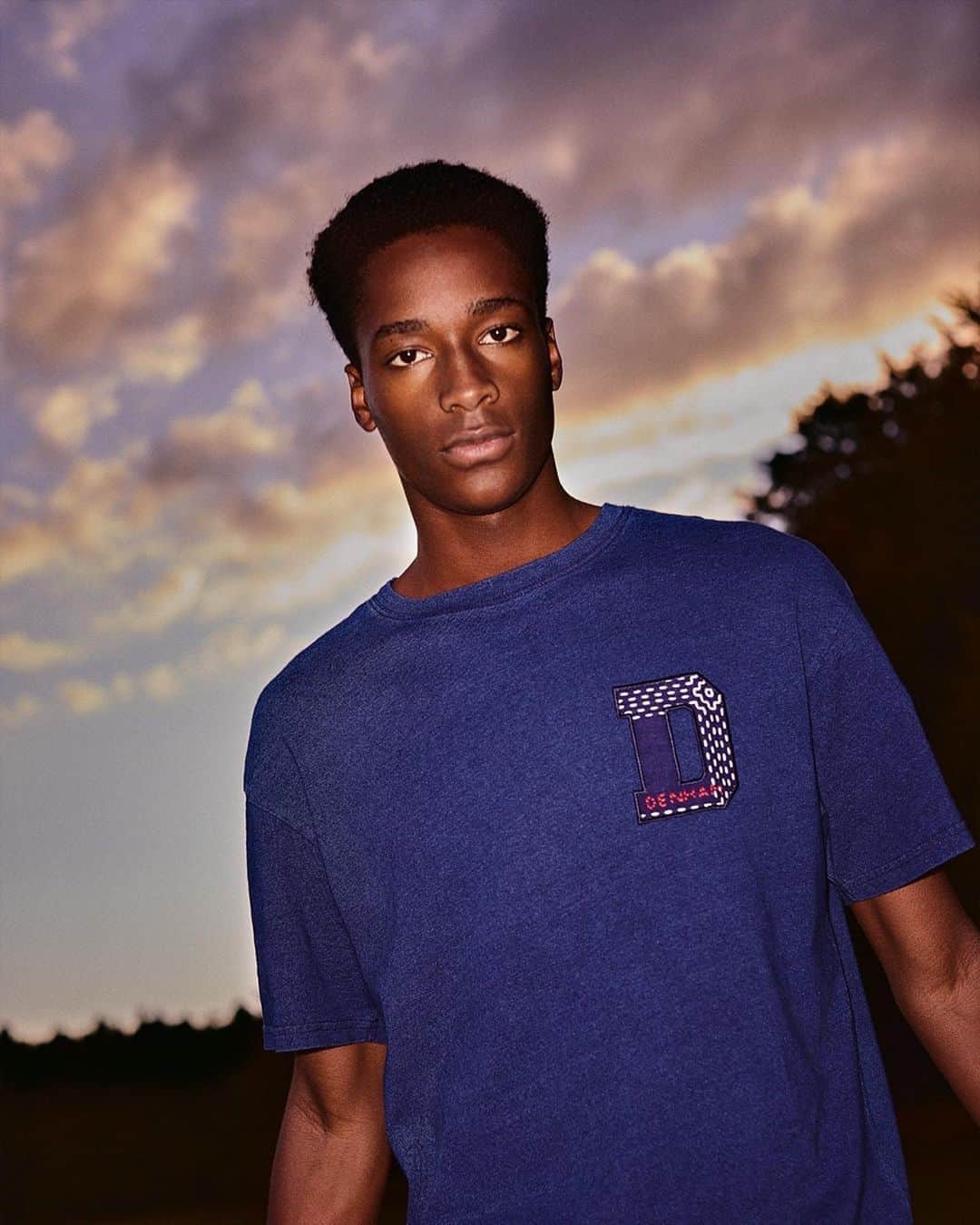 のインスタグラム：「・ THE 1 TEE from our Exclusive Indigo collection 💙⁠ ⁠ The indigo tee highlights our D badge, based on the century-old, traditional Japanese artisan technique known as Boro. Used commonly by workers to mend textiles, it incorporates a 'stab' stitching technique with white thread on indigo fabrics... also the inspiration of our most exciting project dropping September 19th 🔥⁠ ⁠ ⁠ #denham #denhamthejeanmaker #boro #borostitch」