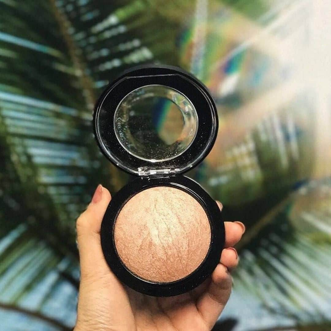 M·A·C Cosmetics BRさんのインスタグラム写真 - (M·A·C Cosmetics BRInstagram)「Dê um toque de brilho a sua make! O pó iluminador luxuoso Mineralize Skinfinish Soft & Gentle tem acabamento radiante, enriquecido com minerais e vitamina E, que trazem suavidade e luminosidade ao rosto.  Compre em maccosmetics.com.br ou em nossas lojas!  #Regram @maccosmeticsindia #iluminador #brilho #make #glow #make」9月11日 23時00分 - maccosmeticsbrasil