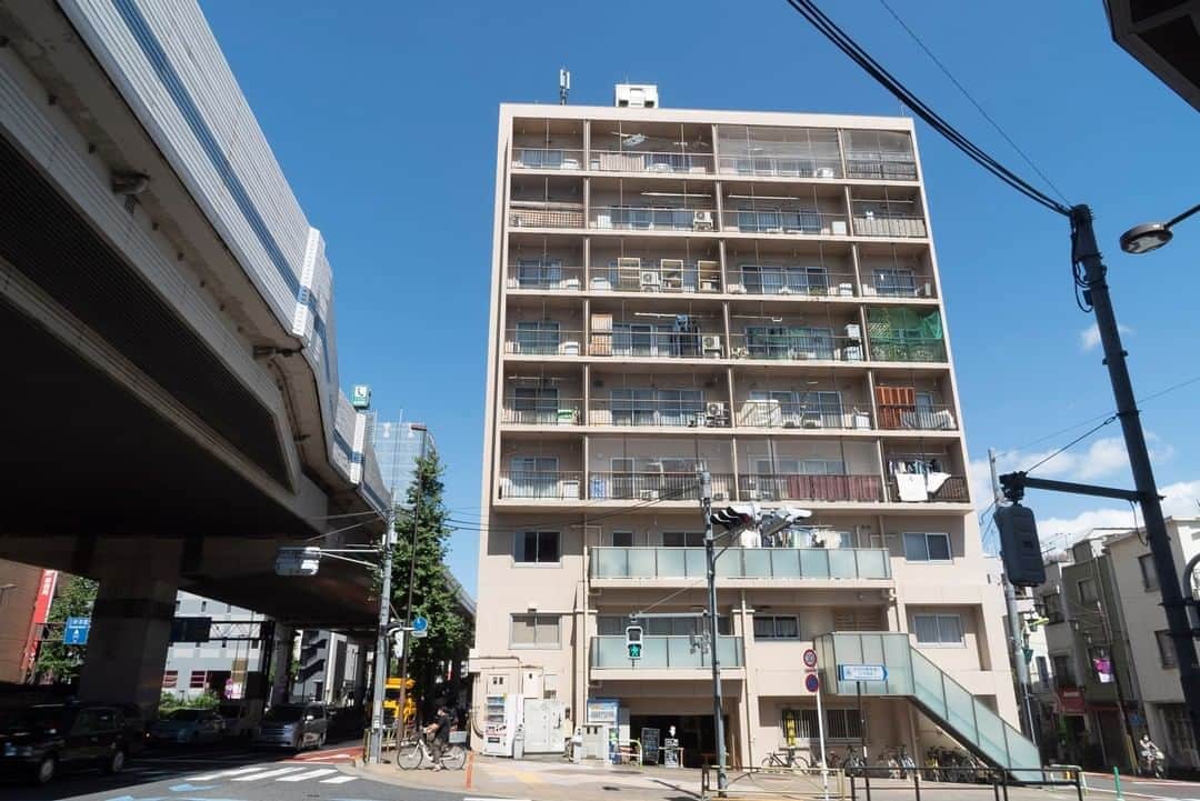 せたがやクラソンのインスタグラム：「『街も喧騒も。 301』﻿ ﻿ ・東急田園都市線三軒茶屋駅 徒歩5分 ・19万円・61.80㎡・2SLDK ___________________________________________________________________﻿  三軒茶屋駅から徒歩5分。街のほぼ真ん中にあるマンションです。 9階建の3階部分。 こちらは事務所可、お子様連れの方も入居可のお部屋です。  マンションのすぐ隣は246号線が走っていて、 いつも通るたび見上げているマンションの中に自分がいるのが不思議な気持ちになりました。  ▼この物件の詳細、﻿ そのほかのお部屋はプロフィールのリンクから﻿ @setagayakurasson﻿ ___________________________________________________________________﻿ ﻿ 「オンラインでお部屋探し」スタートしました！ ご相談お待ちしております。 ﻿ ﻿https://setagayakurasson.com/online _____________________________________________________________________﻿ ﻿ #せたがやクラソン #せたがやンソン #賃貸 #お部屋探し #オンラインお部屋探し #引っ越し #内見 #部屋 #ワンルーム #ひとり暮らし #ふたり暮らし #好きな街 #暮らしを楽しむ #キッチン #家具 #世田谷 #賃貸インテリア #リノベーション  #コンシェルジュ #世田谷のお部屋探し  #世田谷線 #三茶  #三軒茶屋 #事務所  #駅近  #納戸収納  #賃貸暮らし #都会で暮らす #住みながら働く  #街の喧騒」