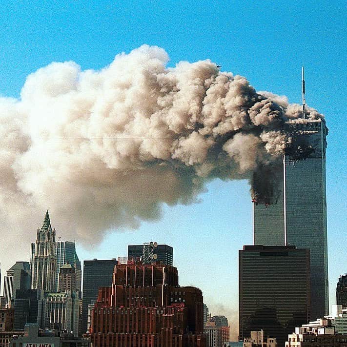 レイチェル・ゾーのインスタグラム：「I will never ever forget this morning watching it all happen from my west village apartment on a #NYFW morning.  I cannot fathom that it has been #19 years when it feels so close and vivid in my memory. The innocent lives lost and the families of the victims, I honor you today and send love and strength. The heroic frontline workers, medical teams, NYPD and firefighters so fearless and tireless in their efforts I will never forget.  #Newyork came out stronger and more united than ever back then and I know it will again. 🙏🏻 9.11.2001  I ❤️ #NY #neverforget XoRZ」