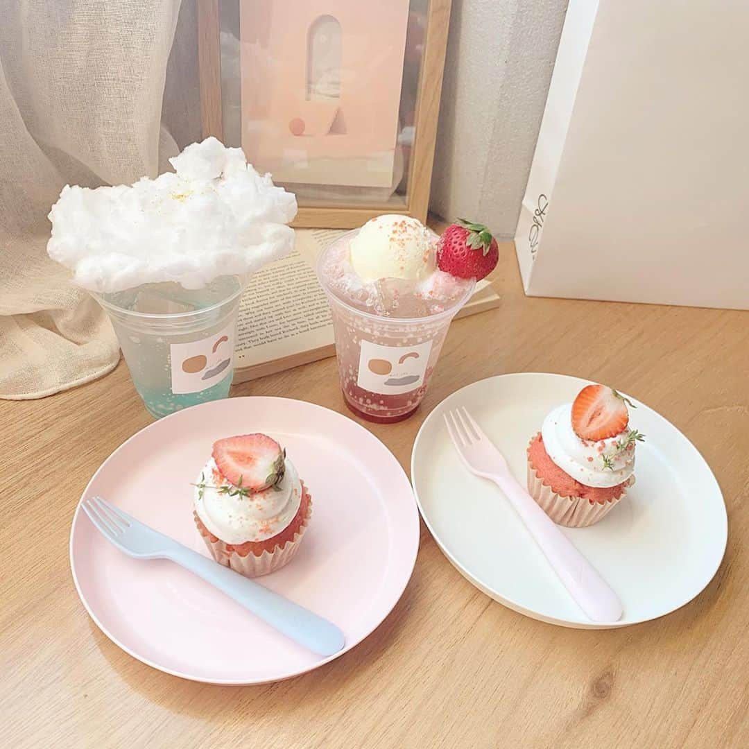 坂本夏海さんのインスタグラム写真 - (坂本夏海Instagram)「☁﻿ ﻿ ﻿ nuiboxカフェ🧁🌷﻿ ﻿ ﻿ 空間もメニューもすべてが可愛くて幸せだった〜🤤💭﻿ ﻿ ﻿ カップケーキが美味しすぎて声出た🙄﻿ ﻿ ﻿ ﻿ #nuibox #cafe #nuiboxcafe #capcake cafestagram #sweets #スイーツ #ヌイボックス #カフェ #カフェ巡り #カフェスタグラム #韓国風カフェ #新宿カフェ #新宿御苑カフェ #新宿御苑前カフェ #お洒落カフェ #新宿 #新宿御苑 #カップケーキ #わたあめ #いちご #クリームソーダ」9月11日 23時01分 - _nami_sakamoto