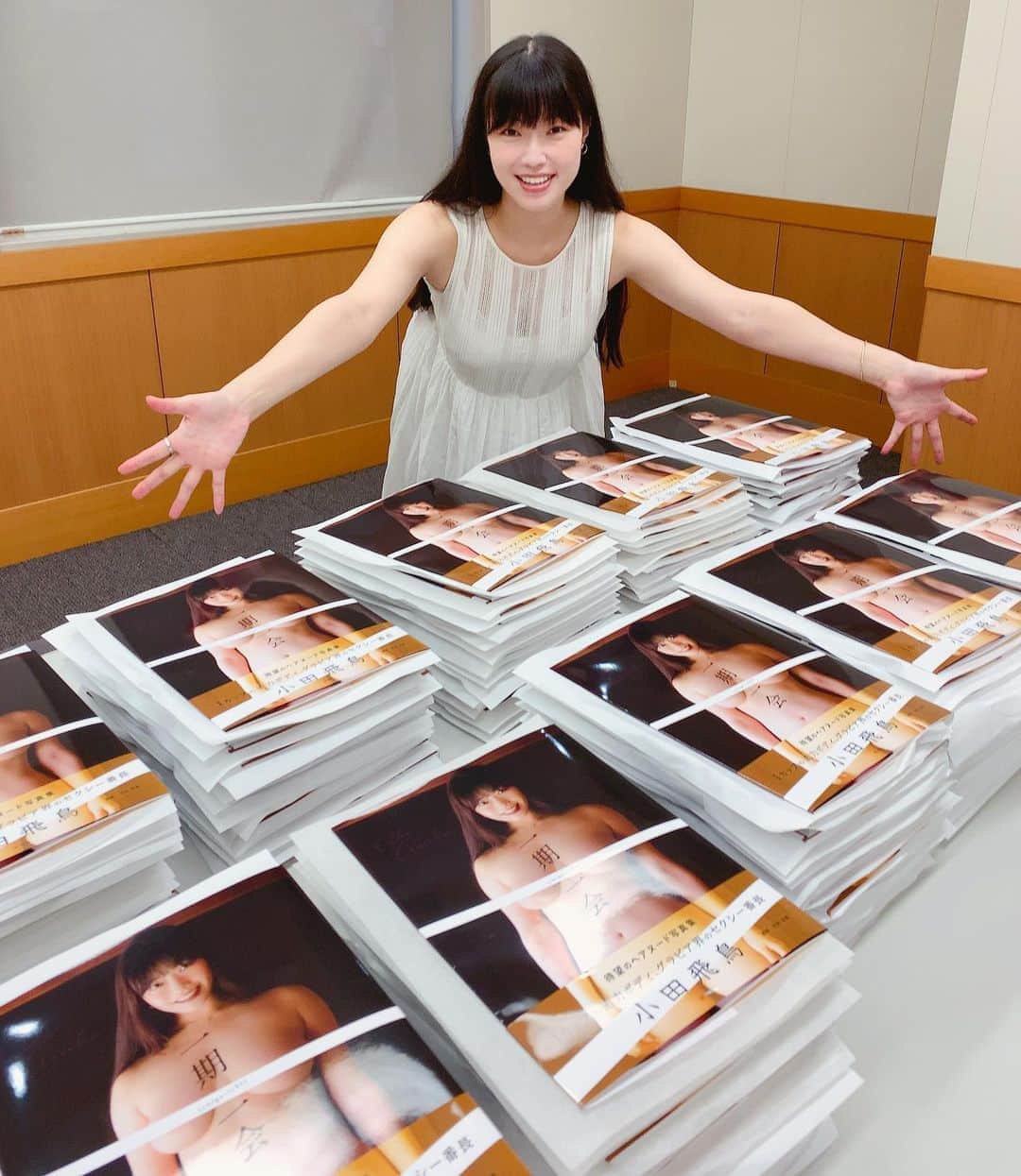 小田飛鳥のインスタグラム：「今日は講談社さんにお邪魔して、写真集１５０冊にサインをしました✒︎ 所定の書店さんに置いて頂けるそうなので、またお知らせしますね❣️ 袋とじ9Pの真実を知った番長🙄 こうなってるのね〜😲♪」