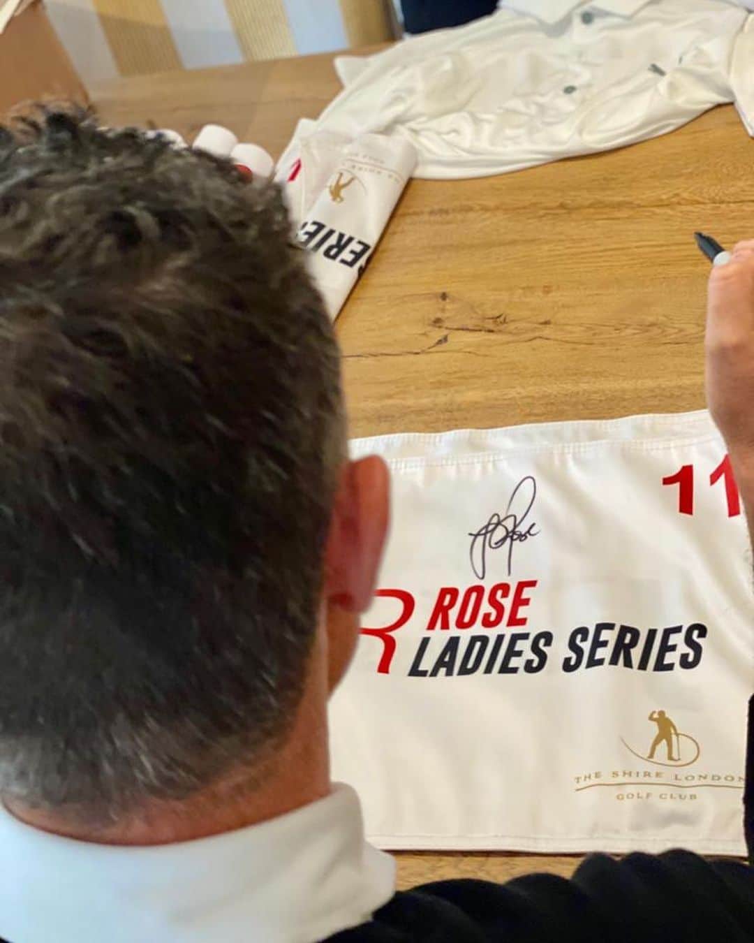 ジャスティン・ローズさんのインスタグラム写真 - (ジャスティン・ローズInstagram)「I was waiting for Macca to ask the question... “have you got a minute” 😂   144 flags signed for the Rose Ladies Series venues...」9月11日 23時03分 - justinprose99