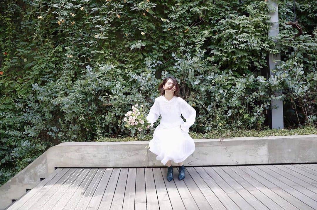 木野園子のインスタグラム：「なかなかお会い出来る機会がないなかで一緒により豊かな時間を…ご提案出来たらと思います🤍 お会い出来るのをずっと楽しみにしていました。  ご予約は9/22(火)までです。ECRU GINZA @ecru_ginzaのInstagramトップページ記載のオンラインストアから。  #エクリュギンザ  #エクリュ #コーヒースタンド #ナチュラルワイン #ヴァンナチュール #銀座  #銀座ソニーパーク#花のある暮らし #おうち時間﻿   #ecru_ginza #ecru #coffeestand #naturalwine #vinnature #ginza #ginzasonypark ﻿ #quino #キノ #flowers #flowerstagram #flowershop #お花 #花  #お花屋さん #木野園子のお花のお仕事 #flowerbouquet  #フラワーブーケ #💐 #flowerart」