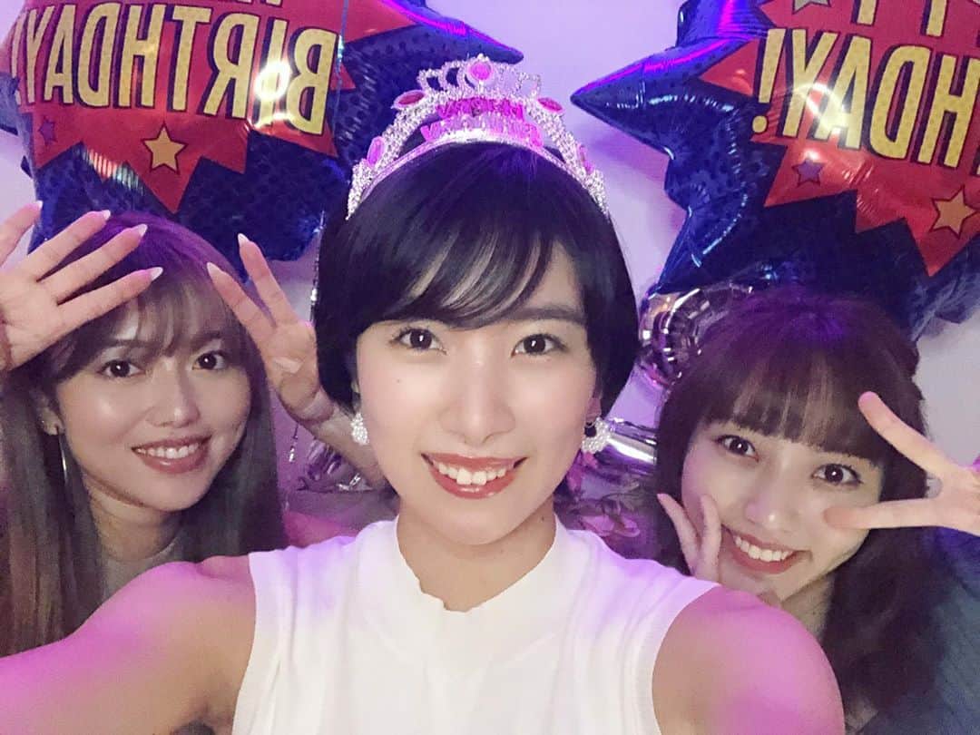のインスタグラム：「. . 2人にお祝いしてもらいました👸💗 可愛いケーキも嬉しい🎂✨ 24歳も3人で仲良く楽しんで行こうね！ . . . #kolme #birthday #girl  #happy #paty #cake #memories #thanks #誕生日パーティー #ケーキ #嬉しい #ありがとう」